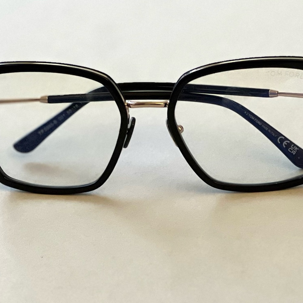 Tom Ford Black and Gold Women's Eyeglasses

Eyeglass Measurement

55-18-140 - Picture 2 of 7